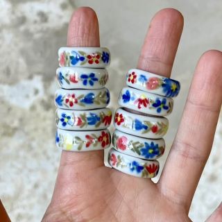 Miluju porcelánové prstýnky. Jsou mi pohodlné, drží tvar a bílá se na ruce dle mého vyjímá tak trochu jinak, zajímavě....