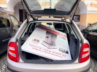 Včera jsme úspěšně pověsily naši výstavu v Kurzově věži na Čerchově! 🤩 - jde o pět panelů mapujících zrod tohoto kamenného...