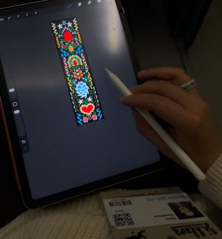 Miluju vlaky. Můžu v nich tvořit, číst, spát taky. Jen jedna věc, po který prahnu. Milý Ježíšku, přines mi už konečně,...