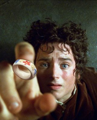 Jeden prsten vládne všem, jeden jim všem káže, jeden všechny přivede, na jarmark je sváže – v sobotu patnáctého, v ZUŠ...